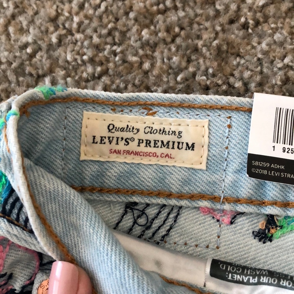 LEVIS 501 HIGH RISE FLORAL SHORTS - Picture 11 of 11